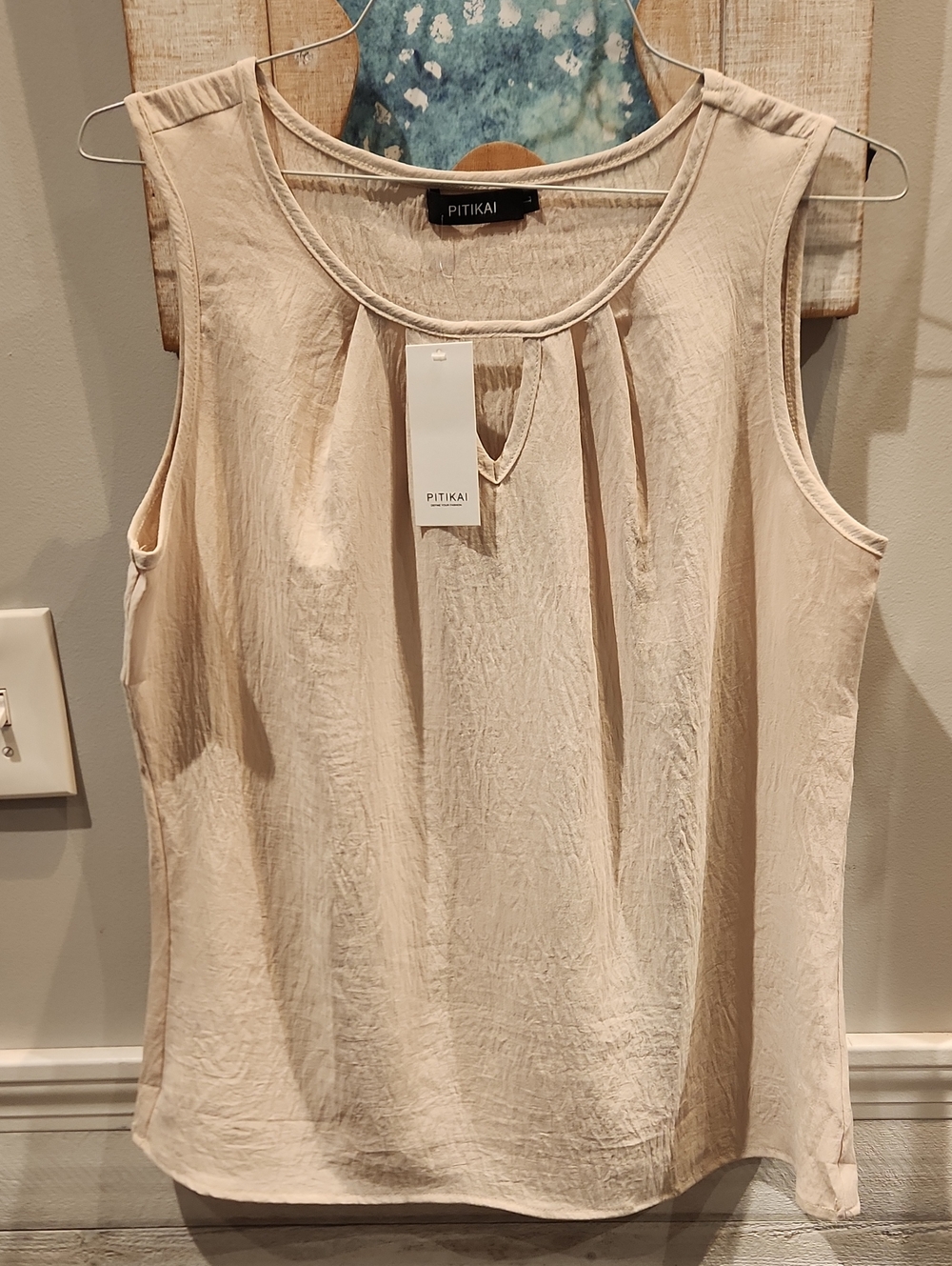 Pitikai Women's Cream Sleeveless Keyhole Top Sz L